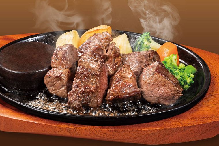 鉄板に盛られたカットステーキ