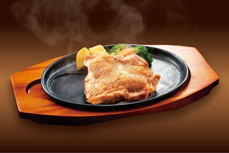 鉄板に盛られたチキングリルステーキ