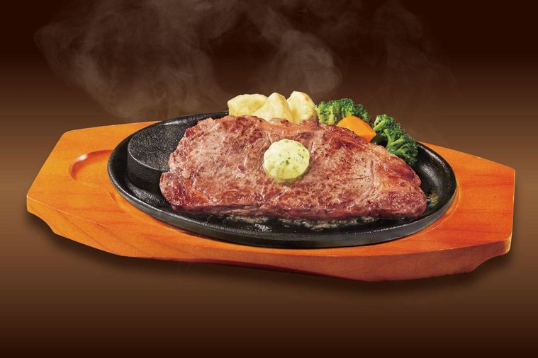 鉄板に盛られたサーロインステーキ