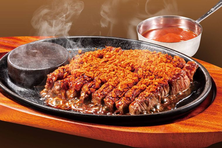 鉄板に盛られたステーキ