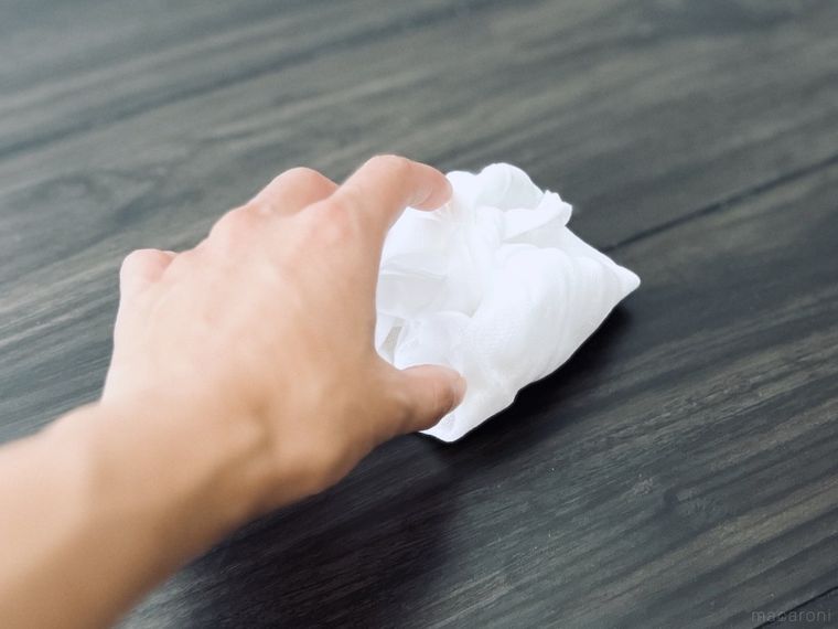 米ぬかでフローリングを磨いている様子