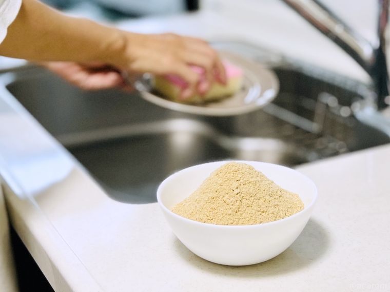 米ぬかで食器洗いをしている様子