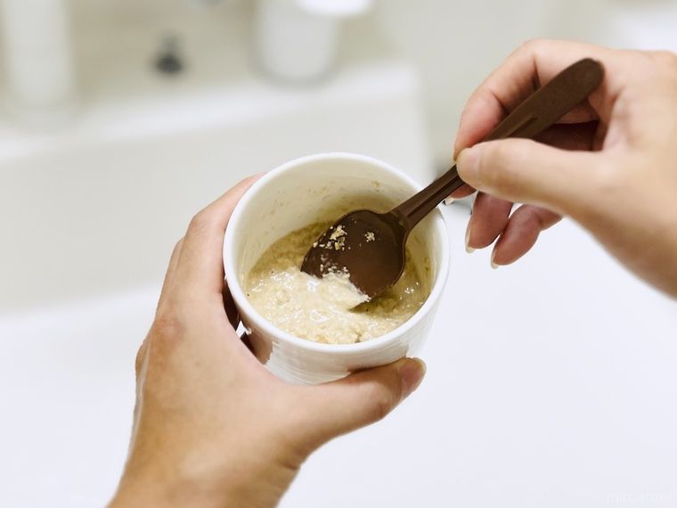 米ぬかでパックを作っている様子