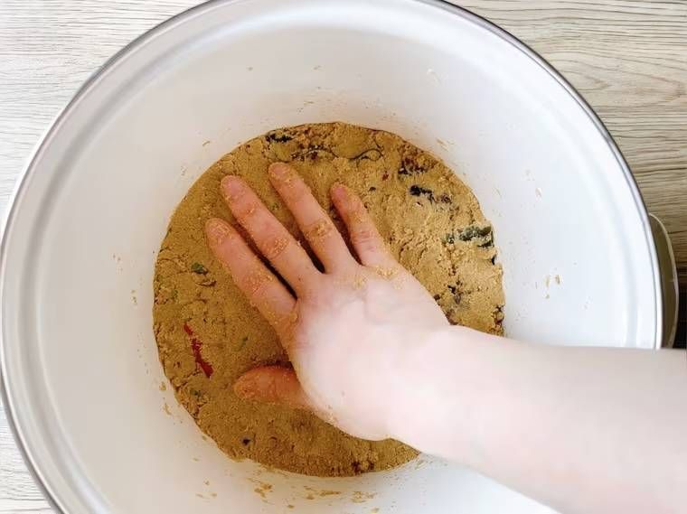 ぬか漬けを作っている様子