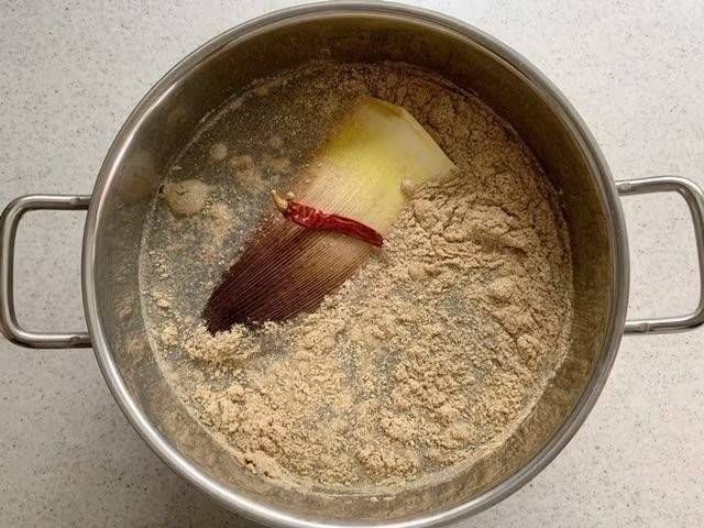 米ぬかでたけのこのあく抜きをしている様子