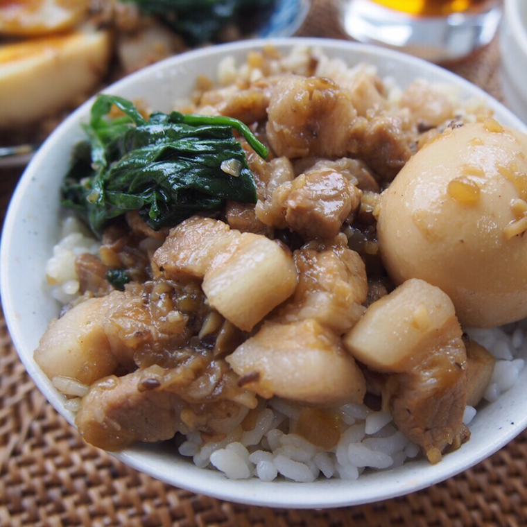 丼によそったルーローハン