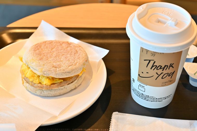 トレーに置かれたイングリッシュマフィンとドリンク