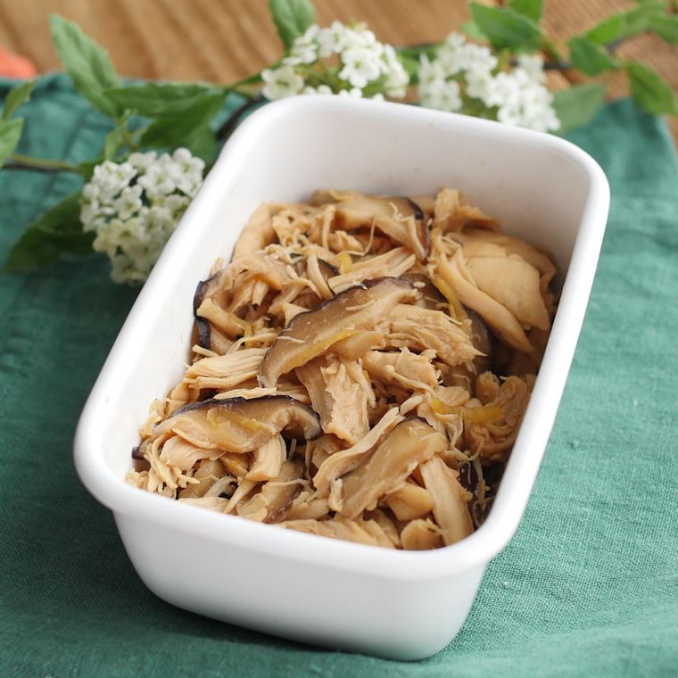 白い琺瑯容器に入った鶏ささみのしぐれ煮