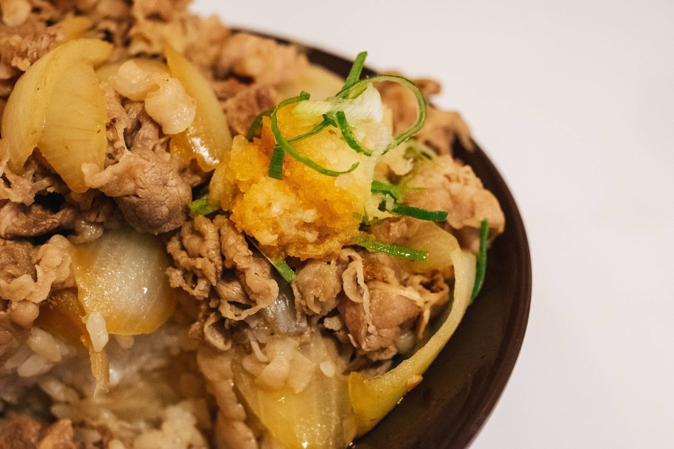 キング牛丼 2025年『すき家』キング牛丼の値段、カロリー、グラム、価格など