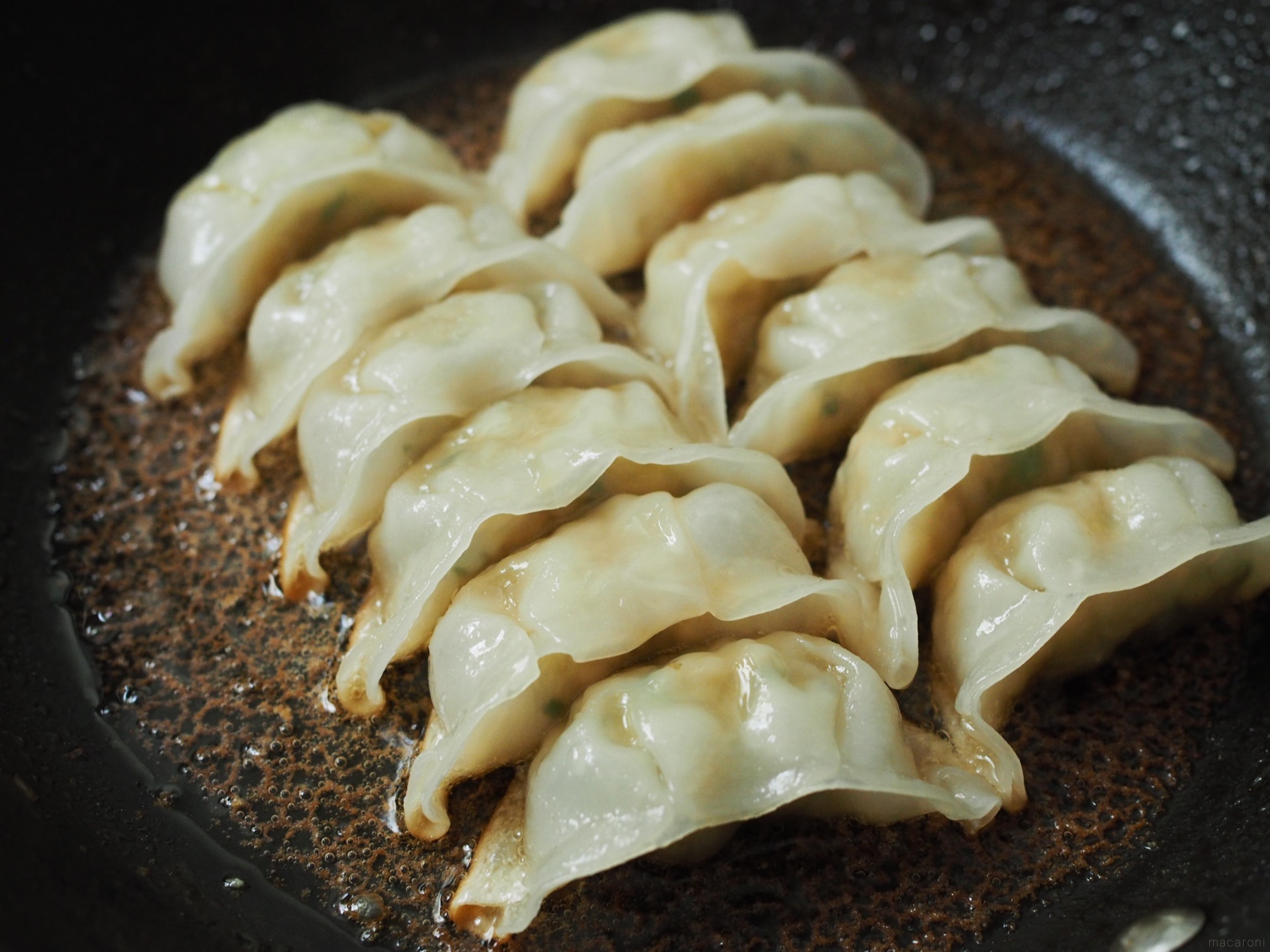 これで丸わかり!パリッとおいしい餃子の焼き方。羽根付き餃子の作り方も - macaroni