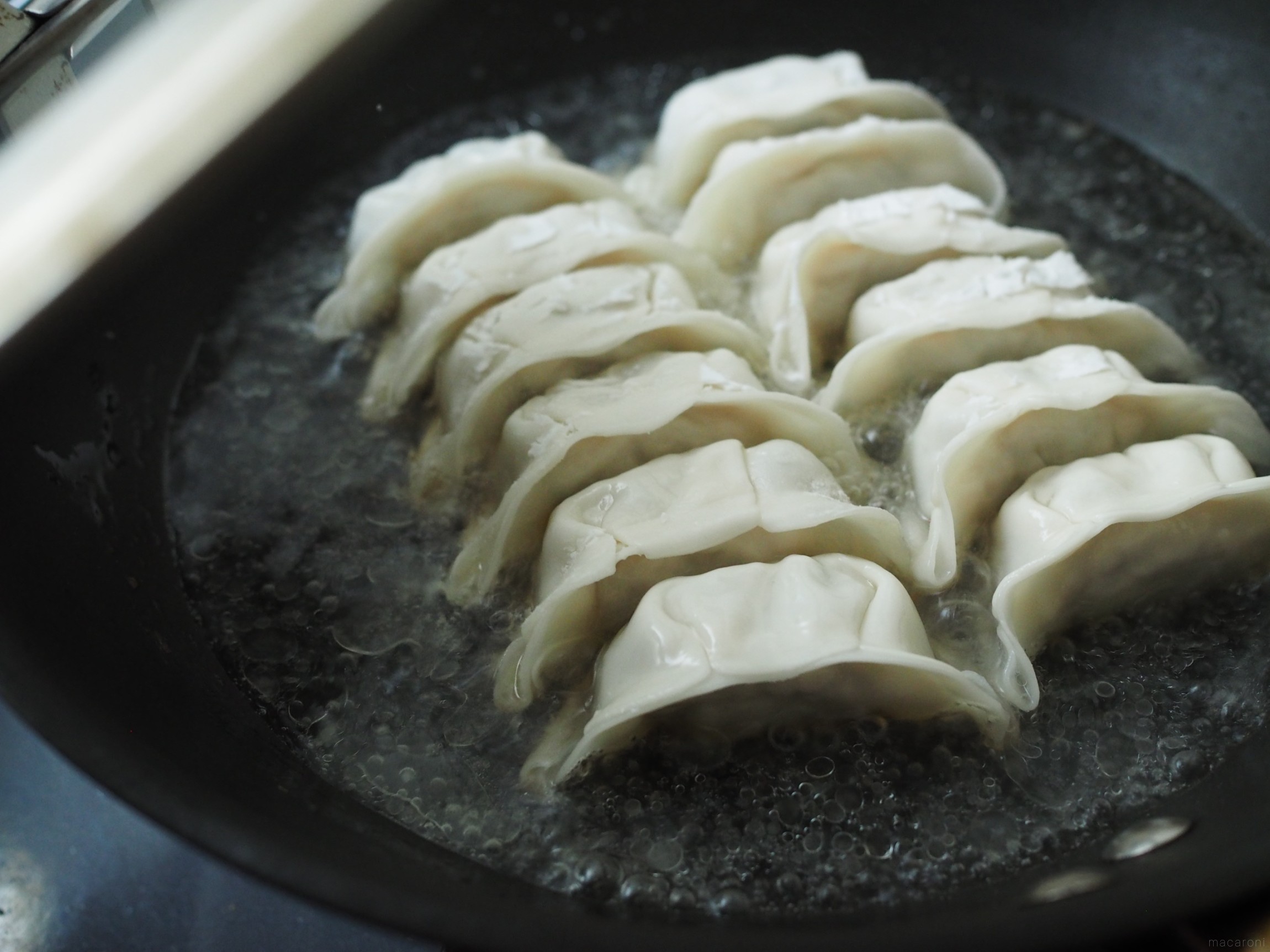 これで丸わかり!パリッとおいしい餃子の焼き方。羽根付き餃子の作り方も - macaroni