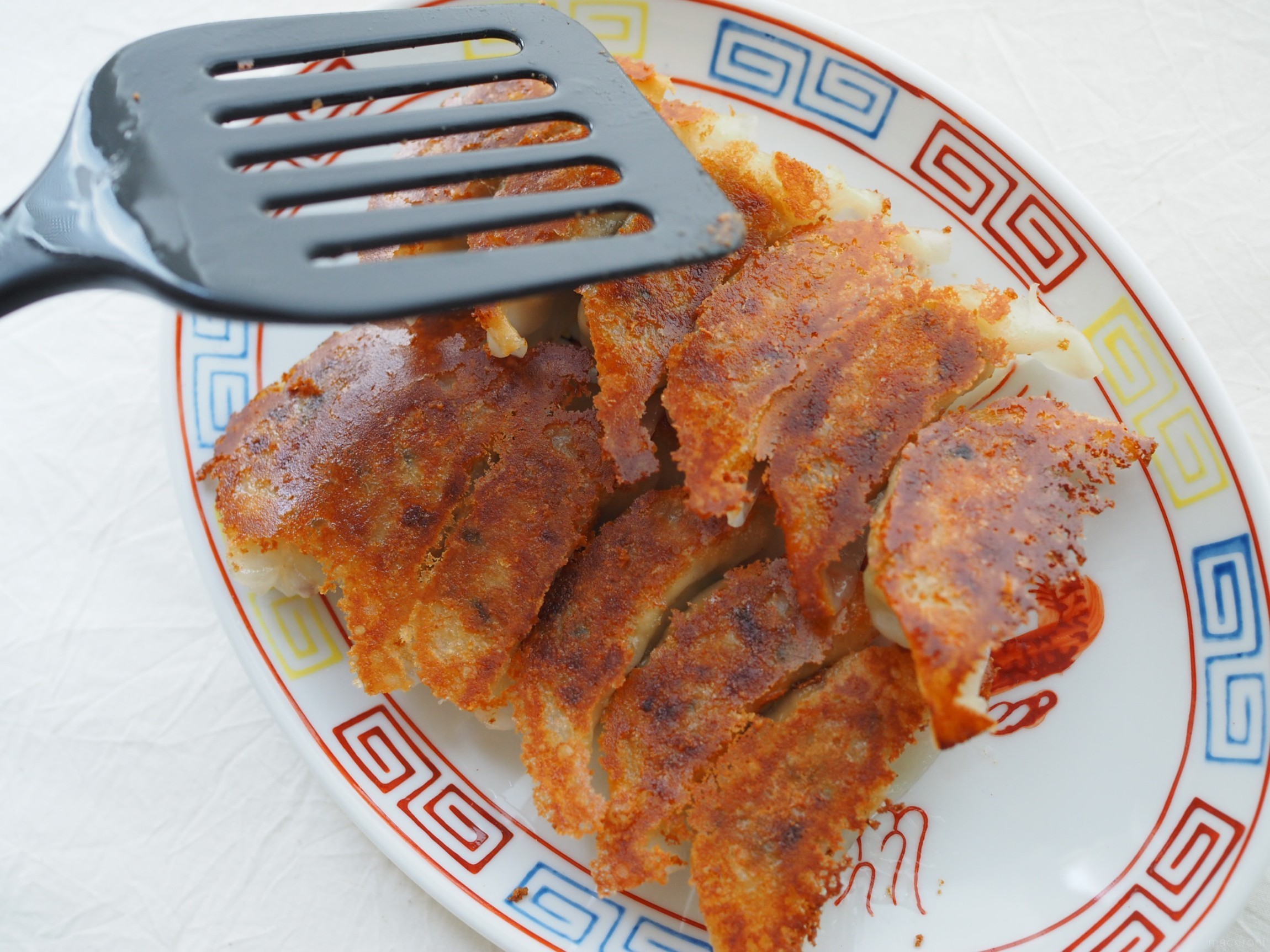 これで丸わかり!パリッとおいしい餃子の焼き方。羽根付き餃子の作り方も - macaroni
