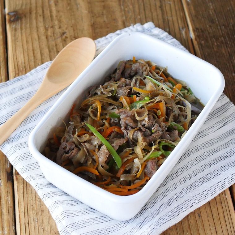 白い容器に入った牛肉とごぼうの五目しぐれ煮