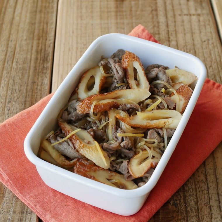 白い容器に入ったちくわと牛肉のしぐれ煮