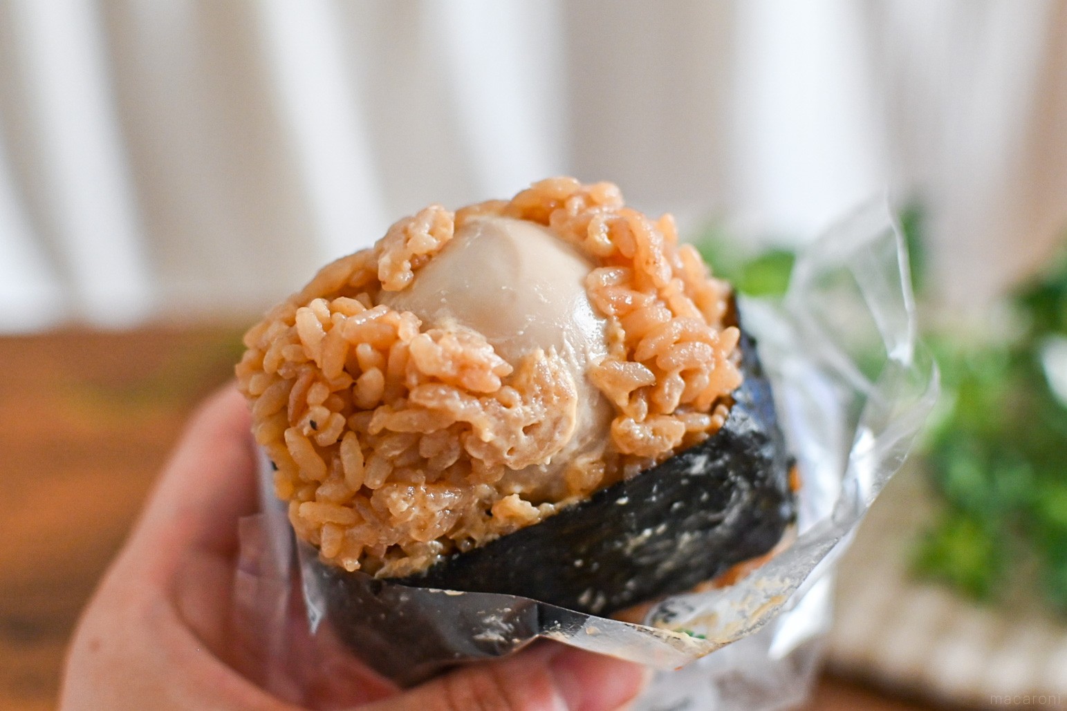 セブン限定「丸ごと煮玉子おにぎり」が新発売！想像以上の中身に