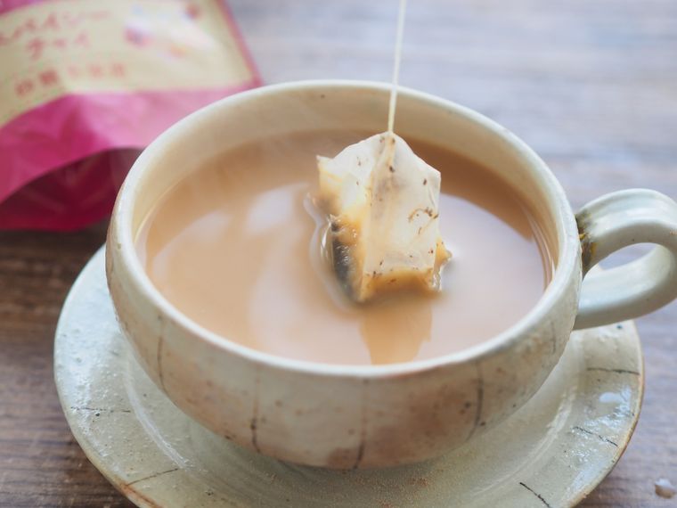 カップからティーバッグを取り出す様子