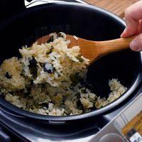 【作り方】わかめスープの素で簡単!わかめ炊き込みごはん