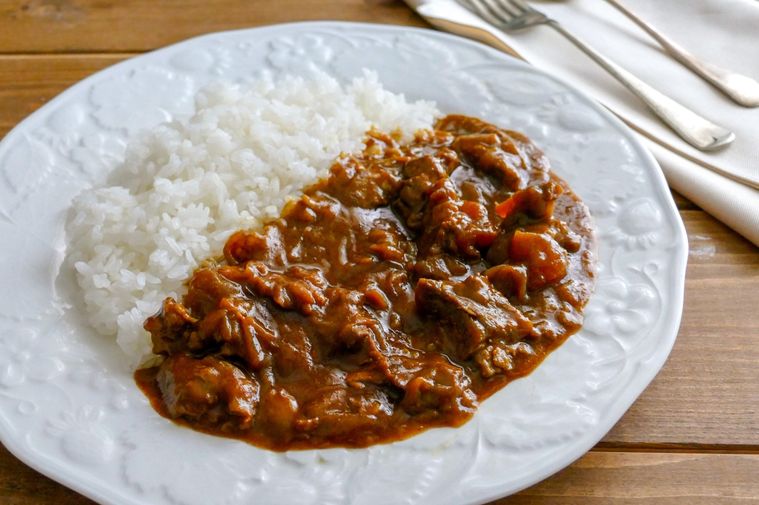 牛すじ煮込みカレーが盛られている白い皿