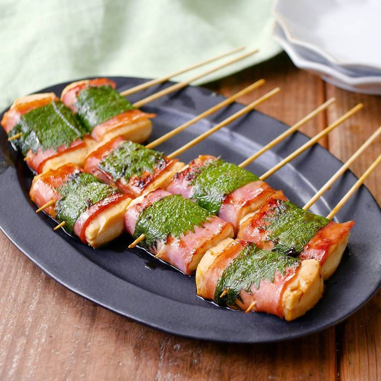 豆腐のベーコン巻きがお皿に乗っている