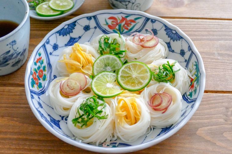 ひと口サイズのそうめんが薬味と一緒に盛られている大皿