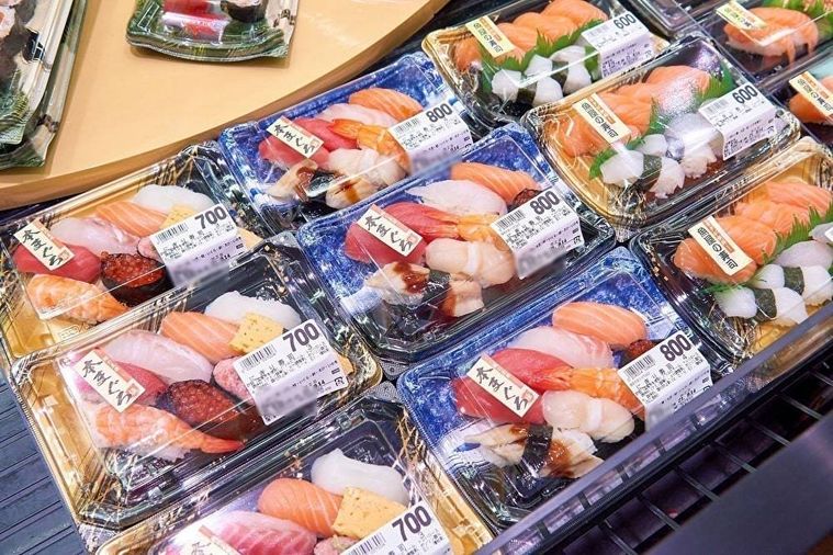 パック寿司が並んでいる