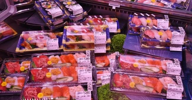 パック寿司が並んでいる