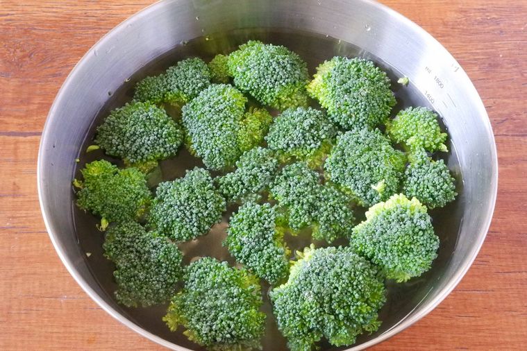 水とブロッコリーを鍋に入れた様子