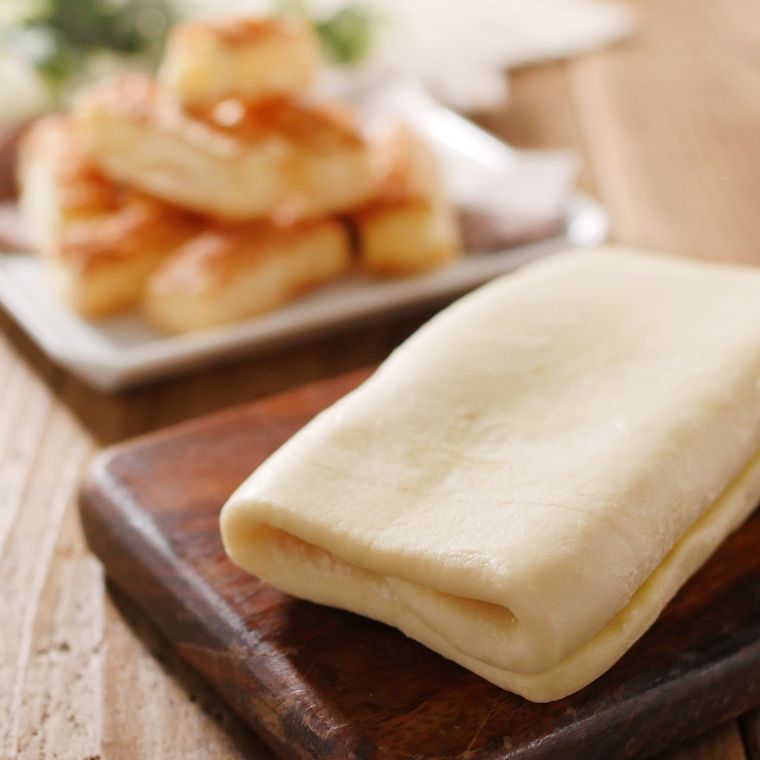 木の板の上にパイ生地が乗っている画像