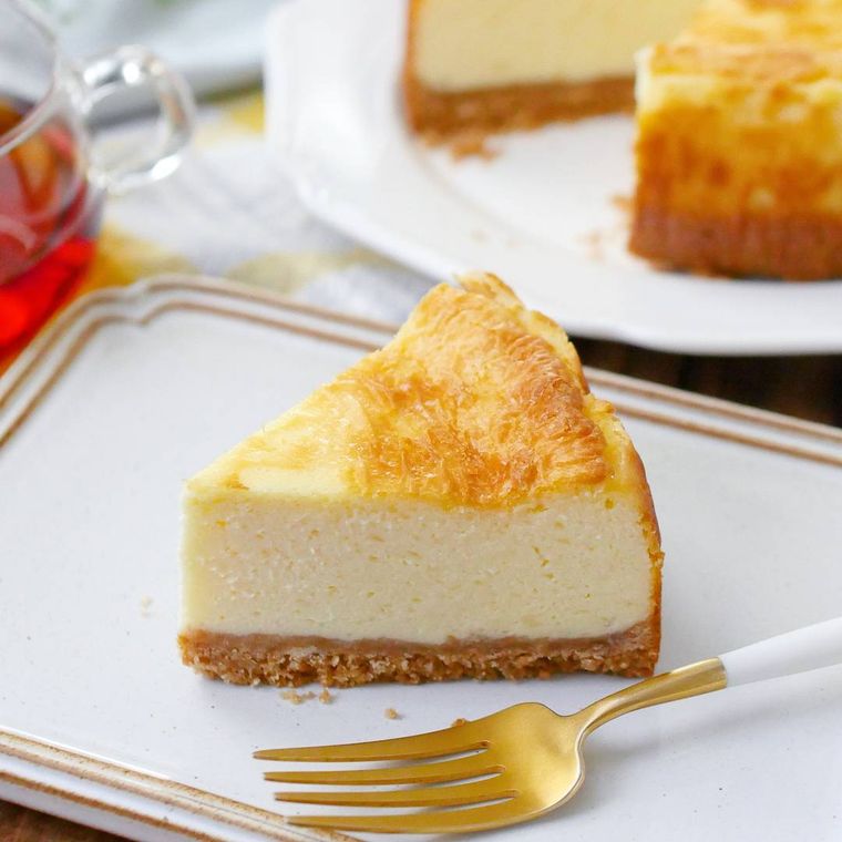 白いお皿に乗ったベイクドチーズケーキ