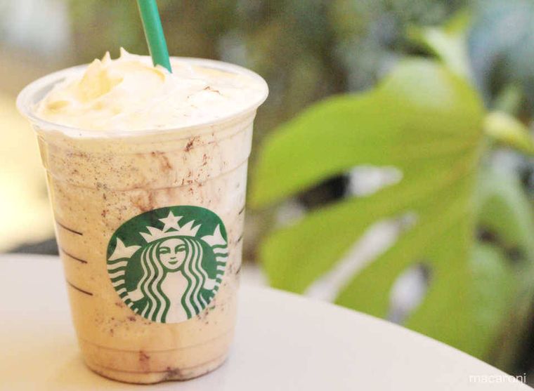 スターバックスのロゴ入りカップに入ったコーヒークリームフラペチーノ