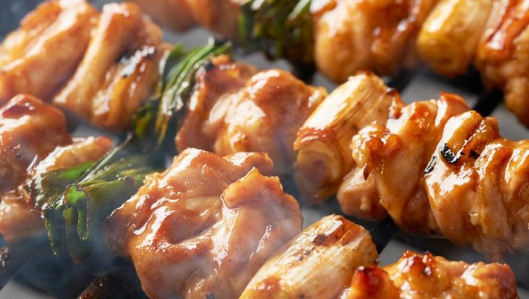 焼鳥を焼いている