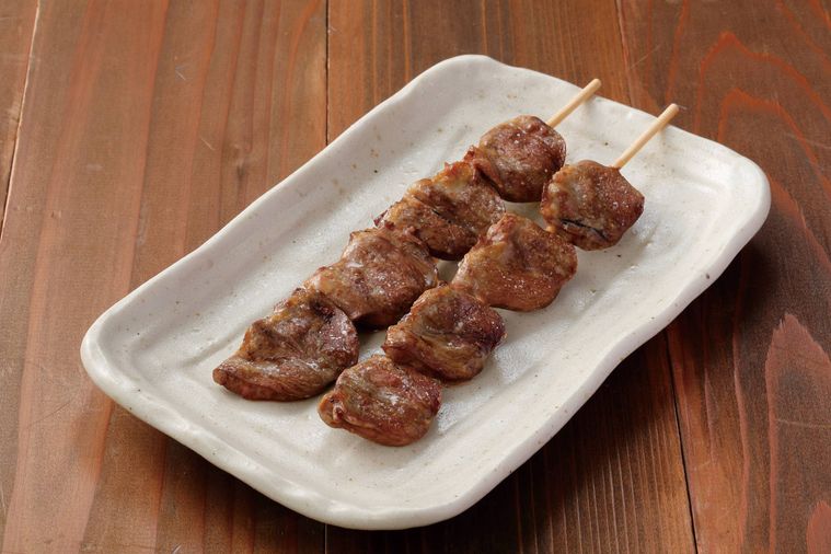 皿に盛られたハツの焼鳥