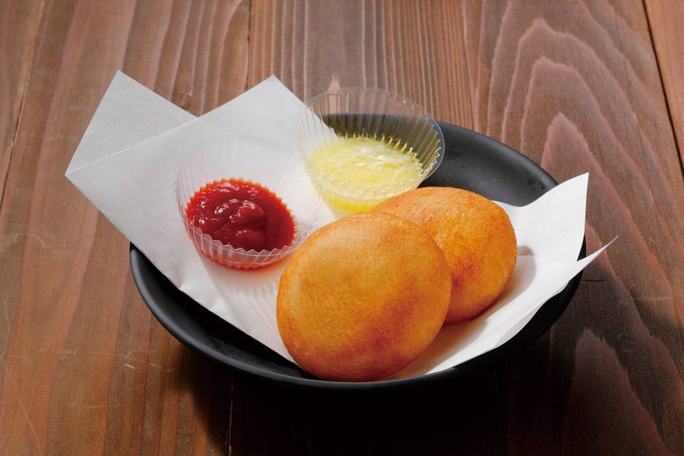 皿に盛られたカマンベールコロッケ