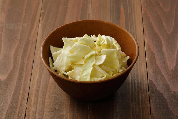 しょうゆダレで和えたざく切りキャベツ