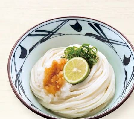 大根おろし、すだち、刻みねぎがのったうどん