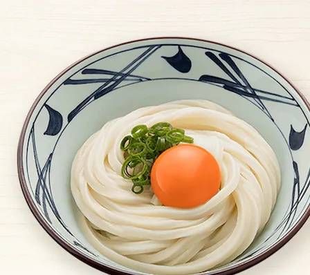 生玉子と刻みねぎがのったうどん