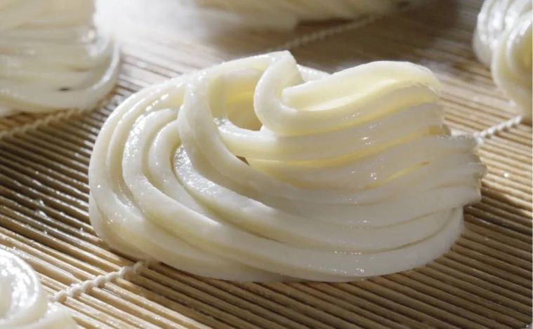 ザルの上にゆでたうどんが置かれている