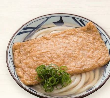 きつねあげと刻みねぎがのったうどん