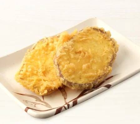 皿に盛られたさつまいも天