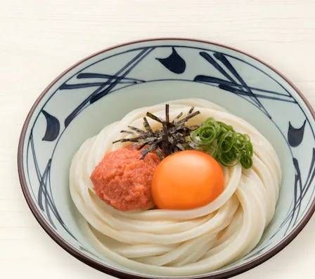 生玉子、明太子、刻みねぎ、刻み海苔がのったうどん