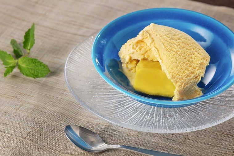 さつまいもの上にカスタードバニラアイスがのったデザート