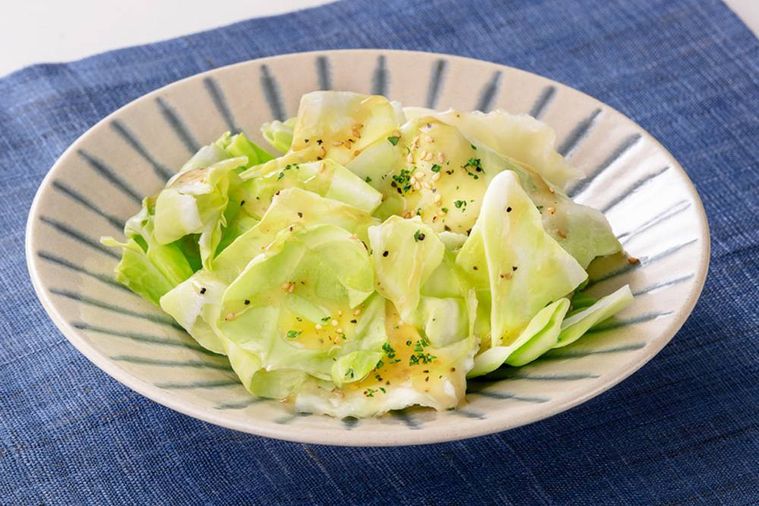 皿に盛られたやみつき塩キャベツ