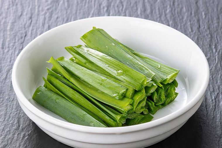 皿に盛られたニラ