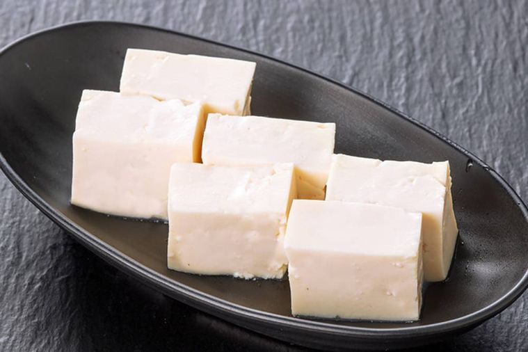 皿に盛られた豆富