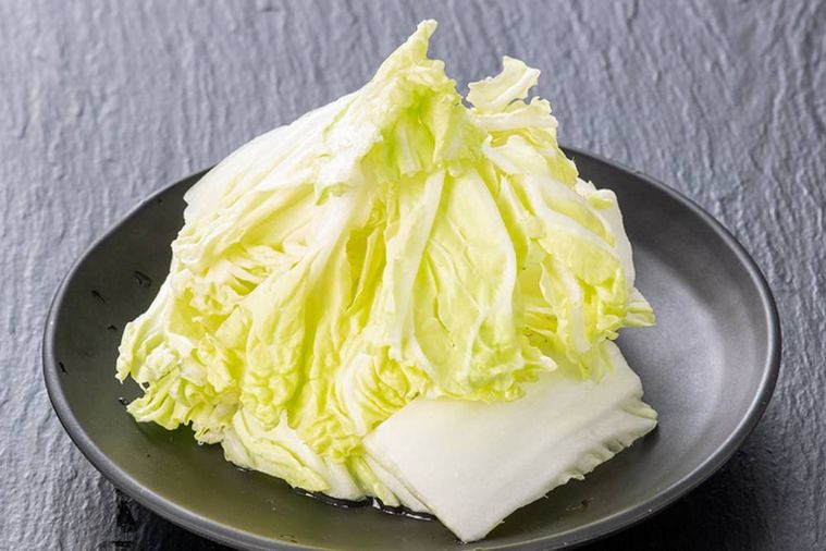 皿に盛られたざく切りの白菜