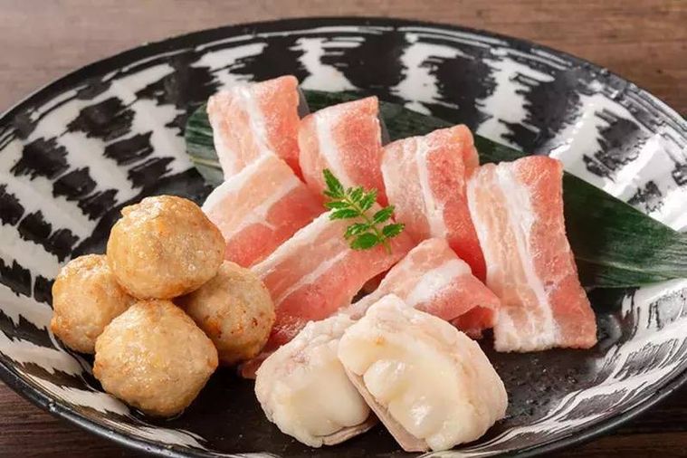 国産牛ホルモン、豚バラ、つくねが盛合せになっている