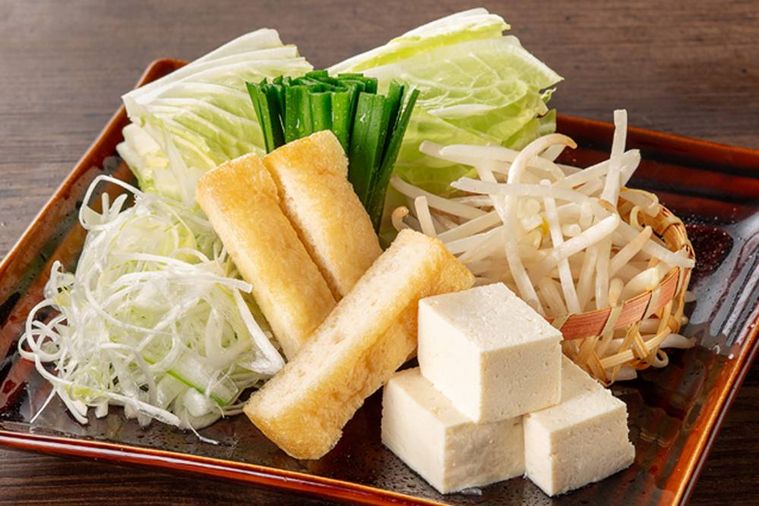 白菜、白ネギ、ニラ、もやし、油揚げ、豆富が盛合せになっている