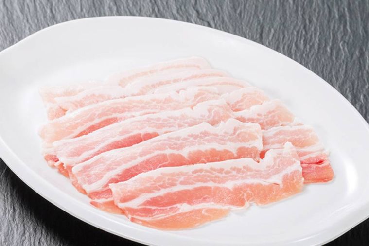 皿に盛られた豚バラ肉