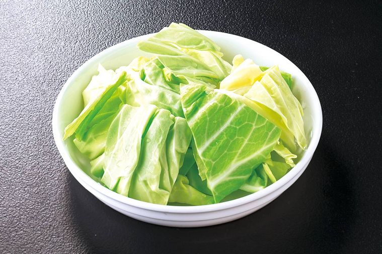 皿に盛られたざく切りキャベツ