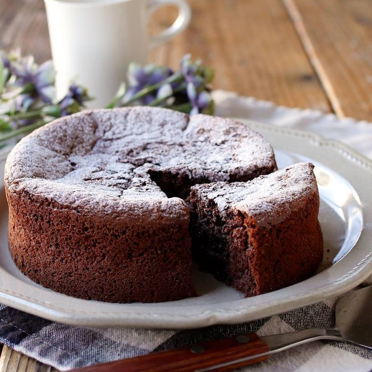 皿に盛られたガトーショコラ